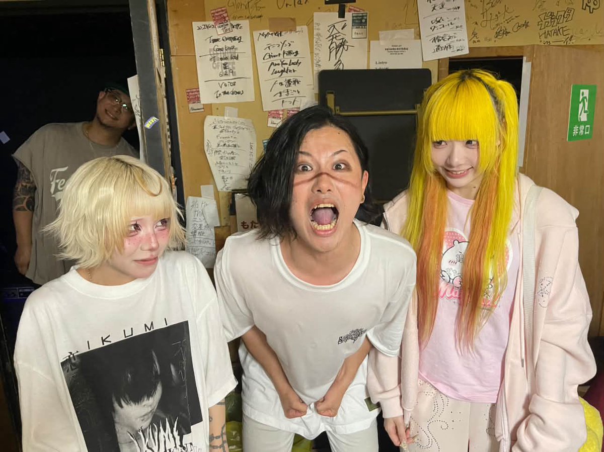 junpei_azami's tweet photo. あの日からSpotifyで1番聴いてるアーティストはマザリ
1番好きな曲は禁呪

奥にいるマサさんマジで邪魔 https://t.co/0RWfn4lHEZ