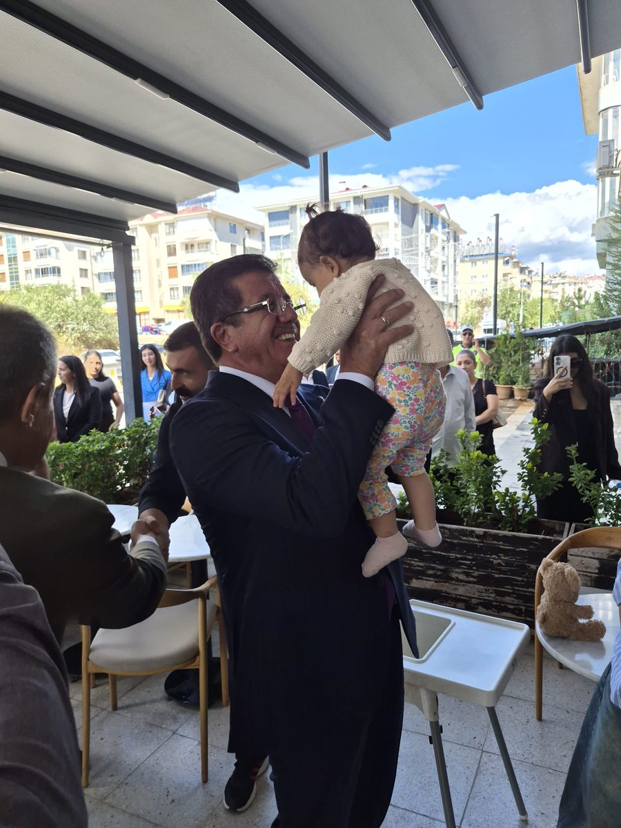 TatarArslan's tweet photo. 📍Tunceli | Cadde 62

Genel Başkan Yardımcımız ve Ekonomi İşleri Başkanımız Sayın Nihat Zeybekci ve kıymetli heyetimizle birlikte, #TürkiyeYüzyılıBuluşmaları kapsamında Cadde 62’de esnafımızı ziyaret ederek hemşehrilerimizle bir araya geldik.

Çarşının nabzını tuttuk, esnafımızın talep ve beklentilerini dinledik; samimi sohbetlerle Tunceli’nin ekonomik ve sosyal gündemine dair görüş alışverişinde bulunduk.

Şehrimizin ticaretine emeğiyle değer katan tüm esnafımıza hayırlı işler, bol ve bereketli kazançlar diliyorum.

@RTErdogan 
@ZeybekciNihat 
@abuyukgumus 
@Akparti 
@ekonomiisleri