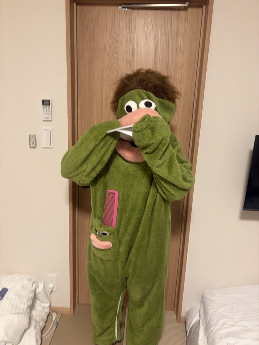 sky_rabyu's tweet photo. サルパの後に式根島での
みやなーお誕生日サプライズで
絶対にやると決めていた
謎の緑の生き物さん🐸

非常に楽しかったです✌🏻
（スーツケースはこの子で
半分埋まりました草） https://t.co/ffGYvGvEpV