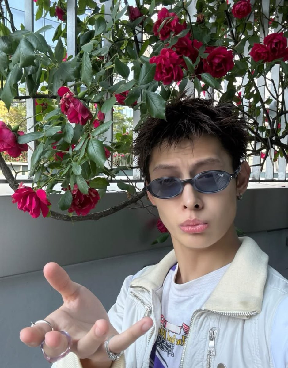 cortisshinez's tweet photo. R U Single?                       No I'm Album https://t.co/NVgSZsbA50
