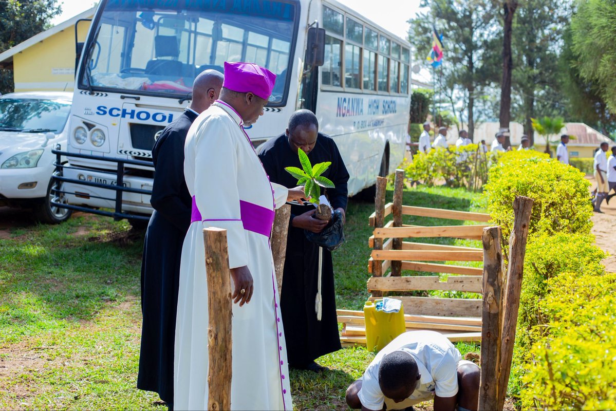 Nganwa_HS's tweet photo. We received our spiritual father earlier today, our Lord Bishop, Rt. Rev. Johnson Twinomujuni for dedication of our candidates &amp; mentorship of our boys. He also made time to mentor them into being cultured men with values, contributing to our niche of “a well mentored boy child.” https://t.co/kPRog7ieaK