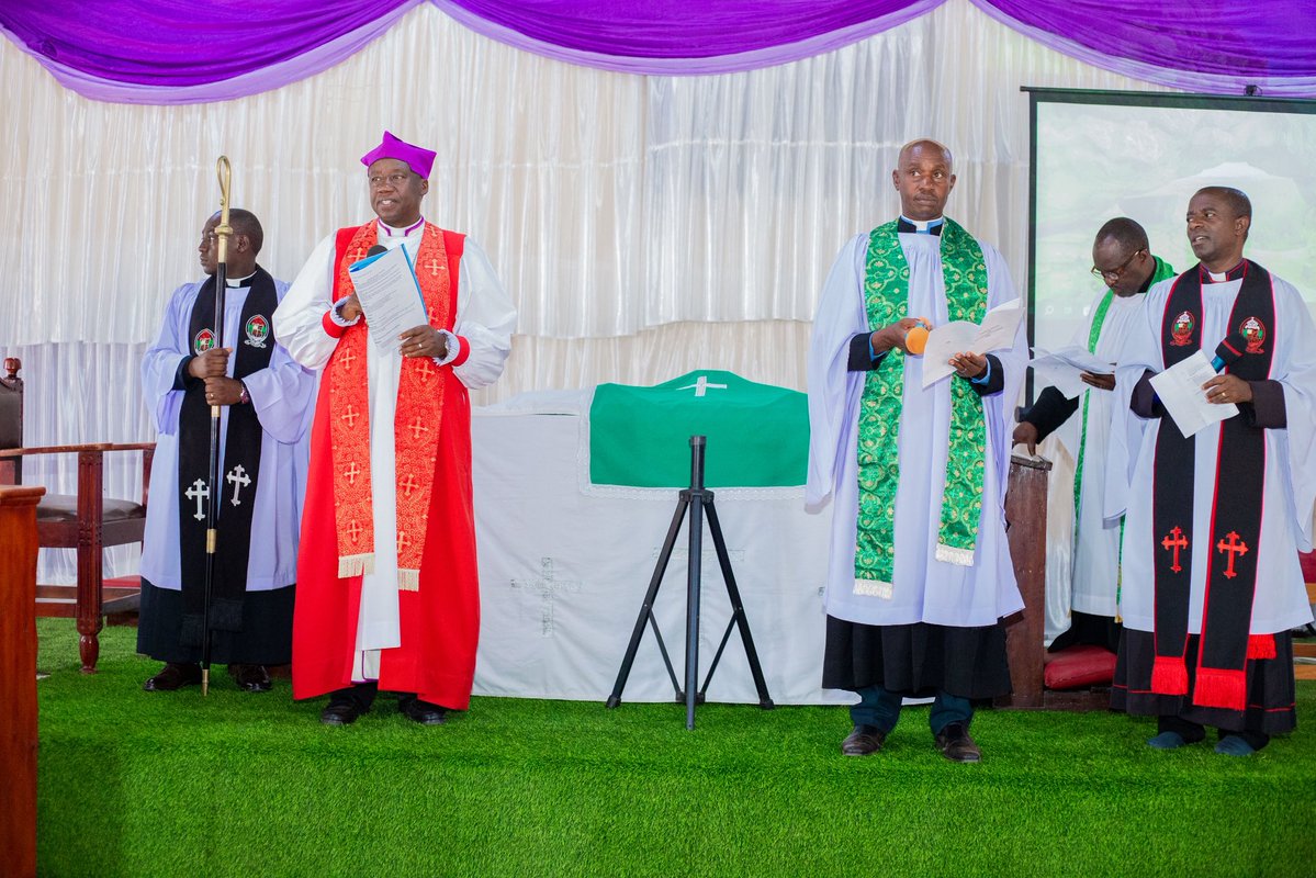 Nganwa_HS's tweet photo. We received our spiritual father earlier today, our Lord Bishop, Rt. Rev. Johnson Twinomujuni for dedication of our candidates &amp; mentorship of our boys. He also made time to mentor them into being cultured men with values, contributing to our niche of “a well mentored boy child.” https://t.co/kPRog7ieaK