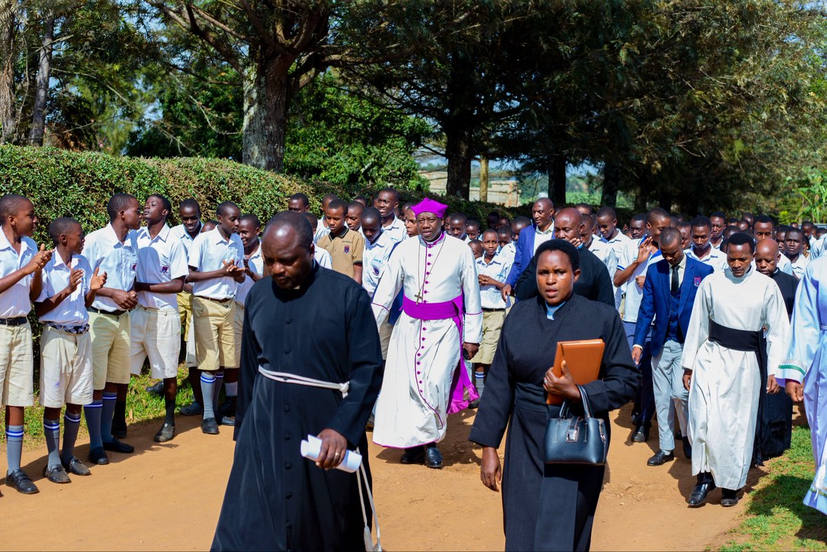 Nganwa_HS's tweet photo. We received our spiritual father earlier today, our Lord Bishop, Rt. Rev. Johnson Twinomujuni for dedication of our candidates &amp; mentorship of our boys. He also made time to mentor them into being cultured men with values, contributing to our niche of “a well mentored boy child.” https://t.co/kPRog7ieaK