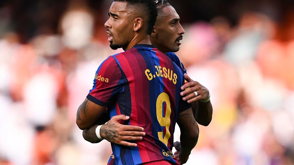 BarcaUniversal's tweet photo. 🚨 NEW: Hansi Flick has SIX options to replace Raphinha at centre-forward if the Brazilian is not ready to face Getafe.

- Gabriel Jesus
- Hamza Abdelkarim
- Anthony Gordon
- Dani Olmo
- Fermín López
- Lamine Yamal

Raphinha is returning to Barcelona after suffering a thigh edema with Brazil, although the club are hopeful he will recover in time.