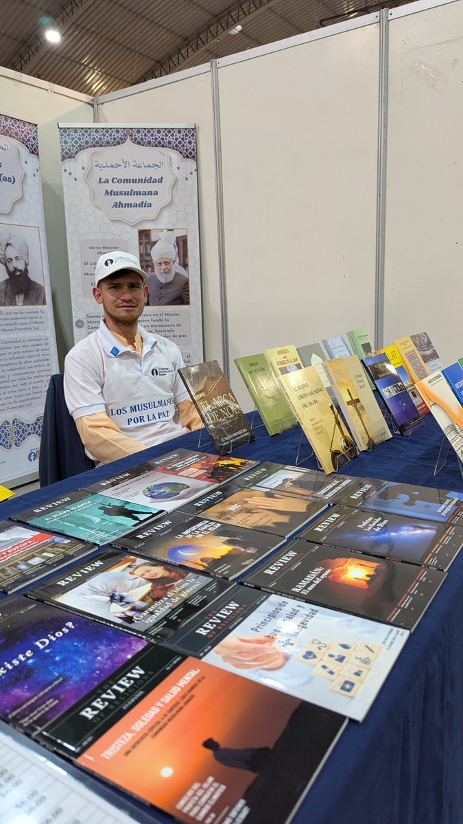 Islam_Ecuador's tweet photo. En la Feria del Libro de Quito por la primera vez! 

Acércate a conocer el Islam Ahmadía: un mensaje de paz y hermandad. ¡Todos son bienvenidos! Amor para todos, odio para nadie. https://t.co/eaP1hwPXCK