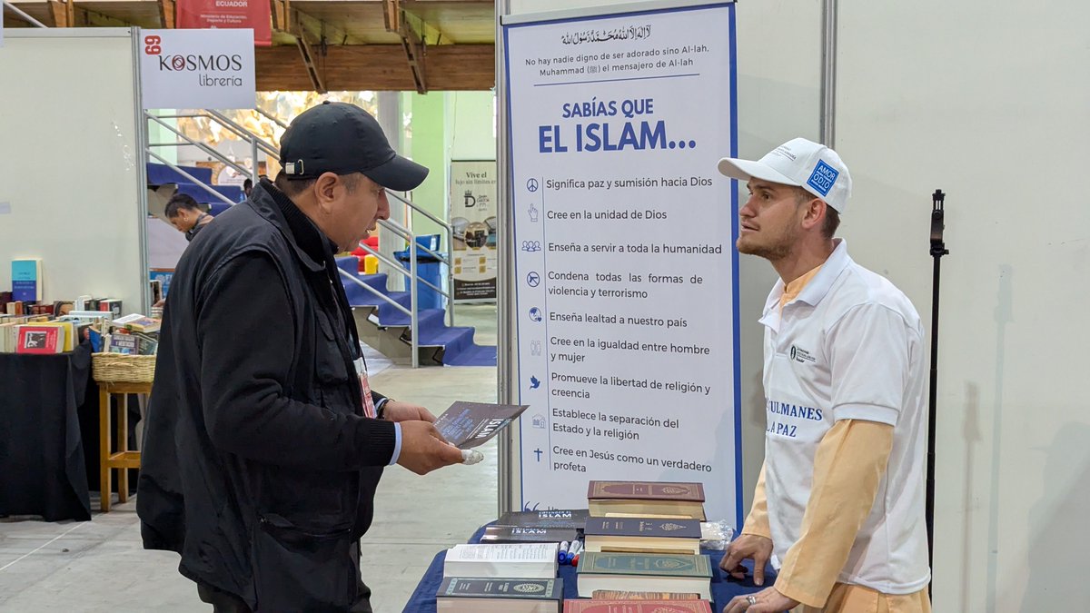 Islam_Ecuador's tweet photo. En la Feria del Libro de Quito por la primera vez! 

Acércate a conocer el Islam Ahmadía: un mensaje de paz y hermandad. ¡Todos son bienvenidos! Amor para todos, odio para nadie. https://t.co/eaP1hwPXCK