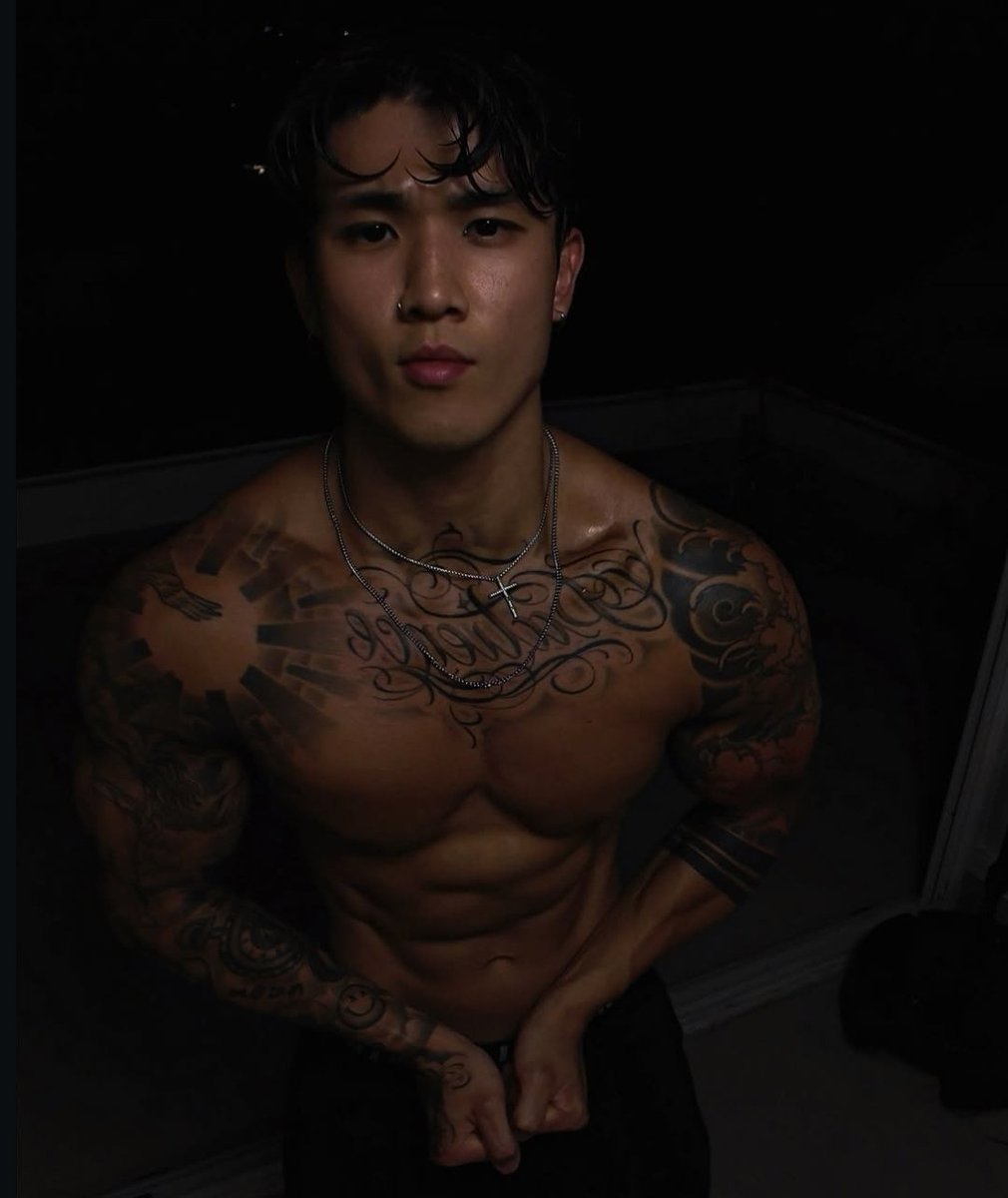 Yoshidaisk's tweet photo. ㅤㅤ𝒞onheça-me. 🩸

— 𝒩ome : Daisuke Yoshida. 
— 𝒜ltura : 1’95. 
— ℐdade : 40 anos. 
— 𝒮igno : Libra. 
— ℰstado 𝒞ivil : Solteiro.
— 𝒩acionalidade : Russo japonês. 
— 𝒮exualidade : Bissexual, preferência em homens. 
— ℰstação favorita : Inverno. 
— 𝒞or favorita : preto https://t.co/OqUWjrpxs8
