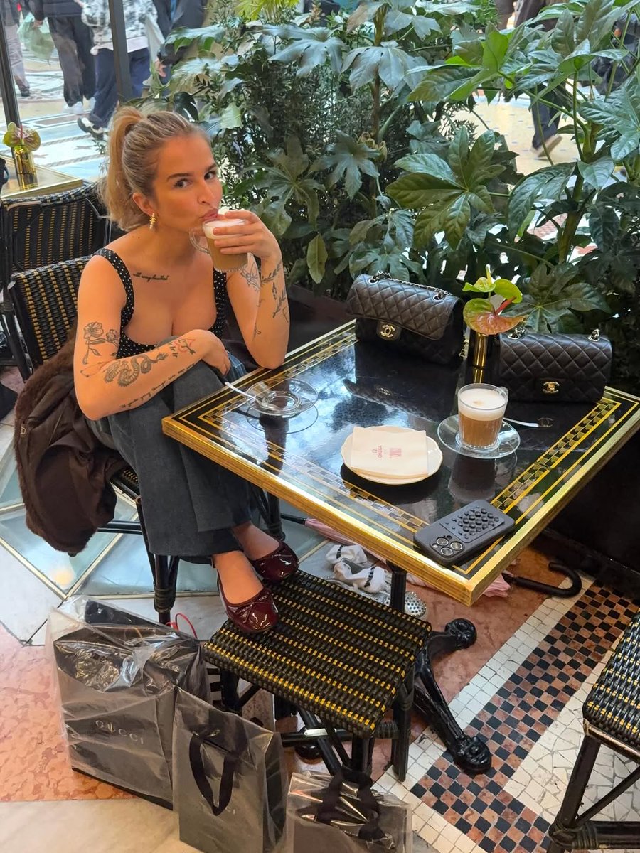 timothymar75cz's tweet photo. En shopaholic lös på stan😈😈 https://t.co/DvpJrlTd7l