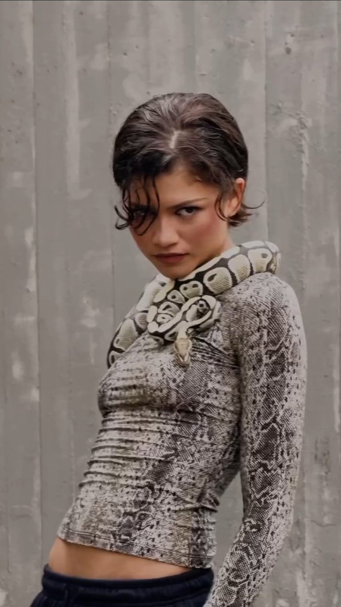esterscline's tweet photo. encantada com a zendaya posando com a cobra que matou o nate jacobs https://t.co/ZRaqhCsnGC