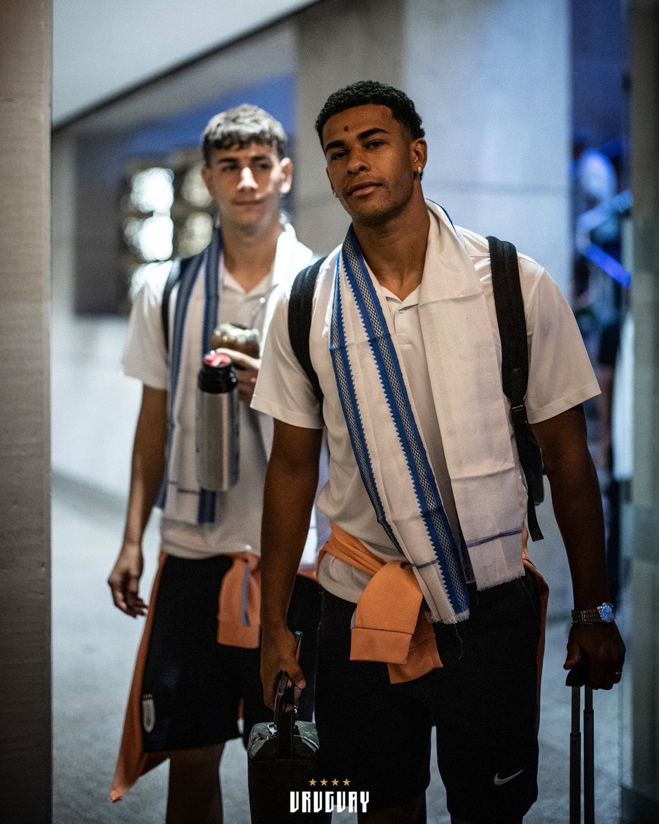 Uruguay's tweet photo. Llegamos a Calcuta y nos recibieron con honores: estola y Tilak 🇮🇳 https://t.co/0Iy5CGnSt0