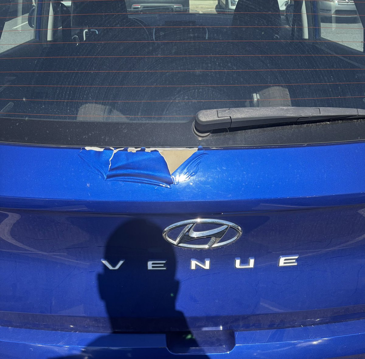 Petro5002's tweet photo. 3 year old Hyundai Venue and the paint just starts falling off. @Hyundai https://t.co/RH5E70670t