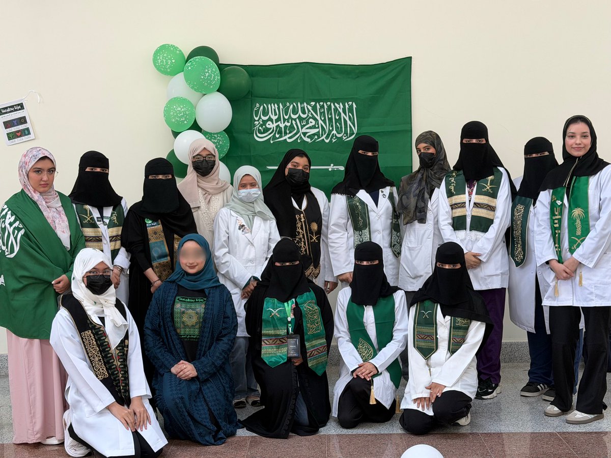 llformxe's tweet photo. تفعيل اليوم الوطني في نادي التمريض الطلابي 💚🇸🇦 #UQU #UQUNURSE48 https://t.co/mCBIunCEV3
