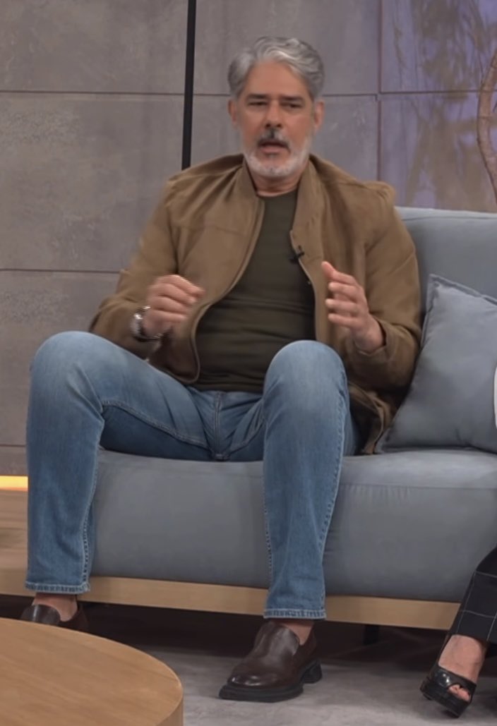 s3ufuturoex's tweet photo. Será que o Willian Bonner tá criando abelhas? https://t.co/ejMIHhMrWx
