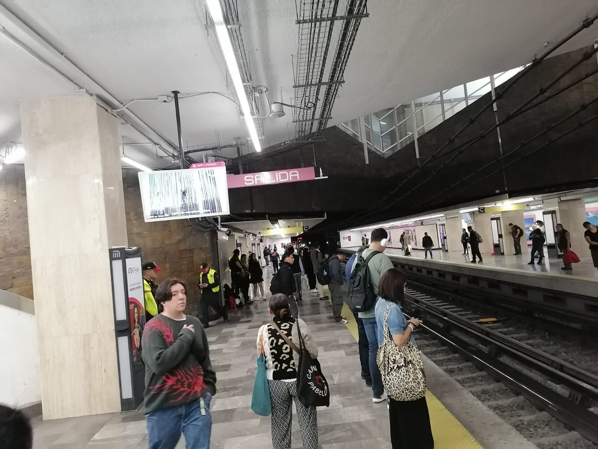 MetroCDMX's tweet photo. #MetroAlMomento:

La circulación de los trenes en las Líneas 1, 2, 4, 5, 6, 8, 9, 12, A y B es constante en ambos sentidos, y la afluencia se mantiene controlada. La información puede cambiar por eventualidades en el servicio.

Continúa la alta afluencia en las Líneas 3 y 7; el personal del Sistema se encuentra en estaciones y terminales para agilizar el servicio.

Mantente informado a través de nuestros canales oficiales. Anticipa tu salida y planifica tu traslado. #MovilidadCDMX