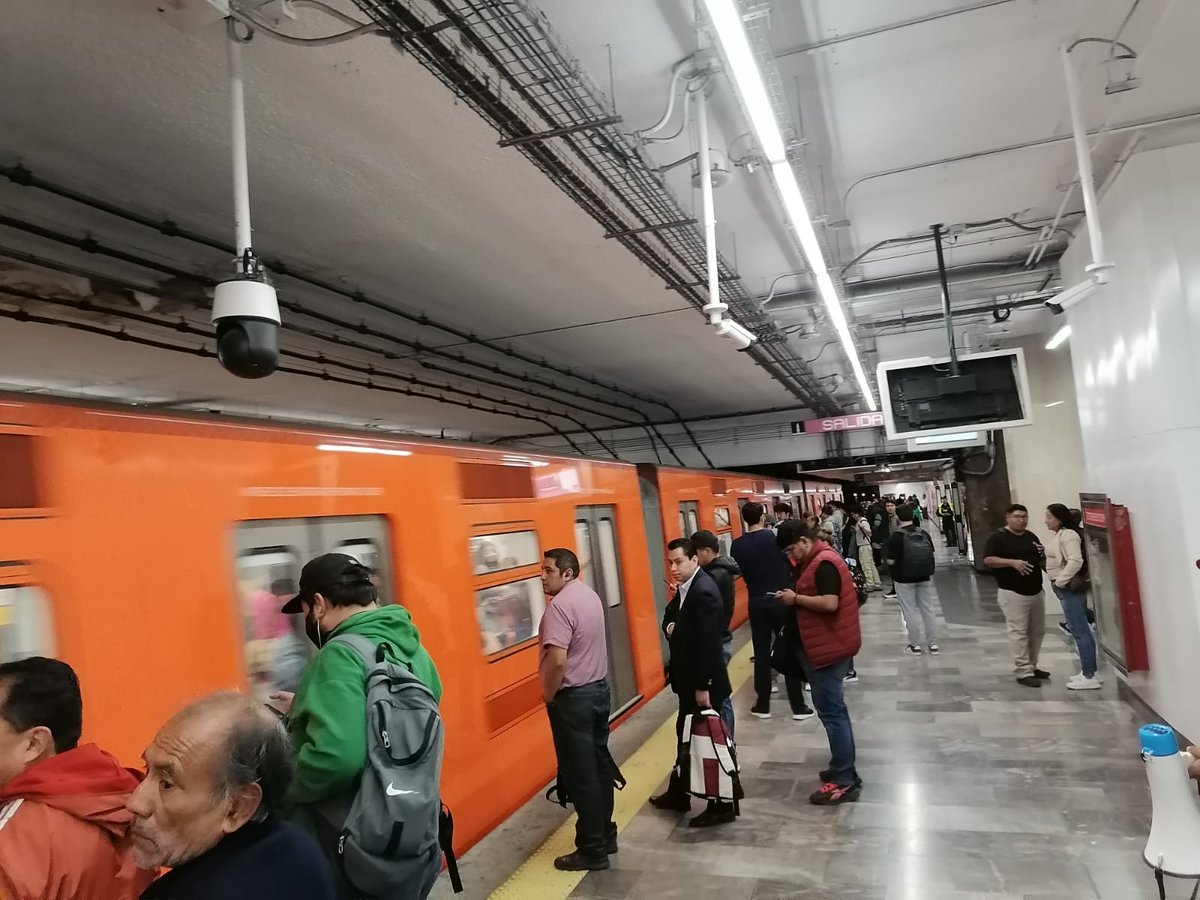 MetroCDMX's tweet photo. #MetroAlMomento:

La circulación de los trenes en las Líneas 1, 2, 4, 5, 6, 8, 9, 12, A y B es constante en ambos sentidos, y la afluencia se mantiene controlada. La información puede cambiar por eventualidades en el servicio.

Continúa la alta afluencia en las Líneas 3 y 7; el personal del Sistema se encuentra en estaciones y terminales para agilizar el servicio.

Mantente informado a través de nuestros canales oficiales. Anticipa tu salida y planifica tu traslado. #MovilidadCDMX
