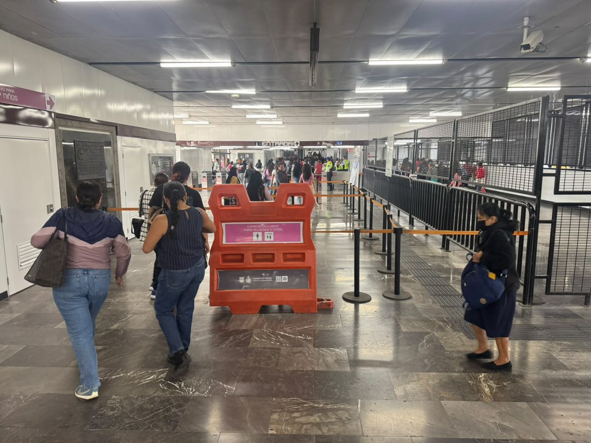 MetroCDMX's tweet photo. #MetroAlMomento:

La circulación de los trenes en las Líneas 1, 2, 4, 5, 6, 8, 9, 12, A y B es constante en ambos sentidos, y la afluencia se mantiene controlada. La información puede cambiar por eventualidades en el servicio.

Continúa la alta afluencia en las Líneas 3 y 7; el personal del Sistema se encuentra en estaciones y terminales para agilizar el servicio.

Mantente informado a través de nuestros canales oficiales. Anticipa tu salida y planifica tu traslado. #MovilidadCDMX