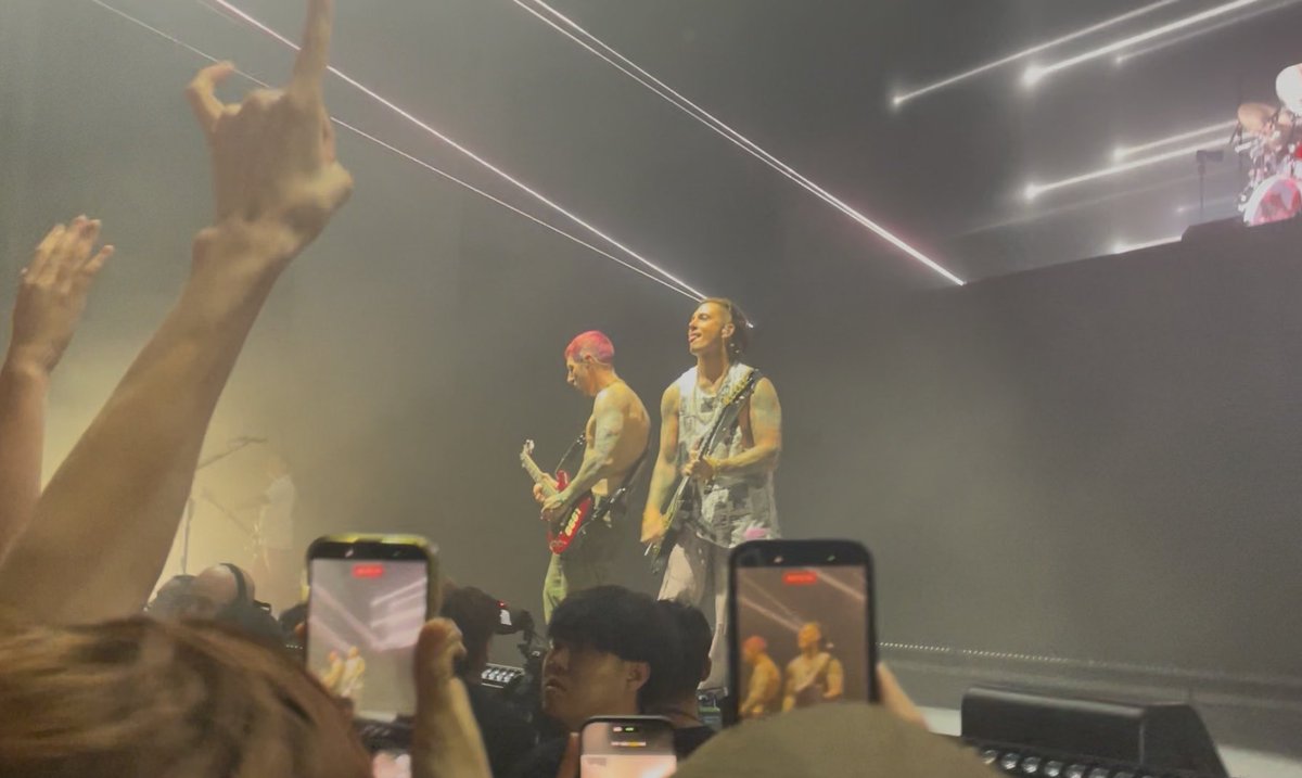 Madaseka's tweet photo. Avenged Sevenfold ASIA TOUR 2026 JAPAN一番好きなギタリストを間近で観れて久しぶりにこんなにわくわくと幸せな気持ちになってやっぱりA7Xが私の中の世界一でした🔥行ってよかった🤘まだ感動してる⸜(* ॑꒳ ॑* )⸝ https://t.co/Pi543fqbzn
