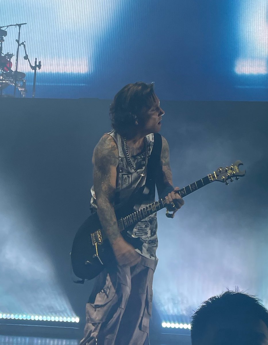 Madaseka's tweet photo. Avenged Sevenfold ASIA TOUR 2026 JAPAN一番好きなギタリストを間近で観れて久しぶりにこんなにわくわくと幸せな気持ちになってやっぱりA7Xが私の中の世界一でした🔥行ってよかった🤘まだ感動してる⸜(* ॑꒳ ॑* )⸝ https://t.co/Pi543fqbzn