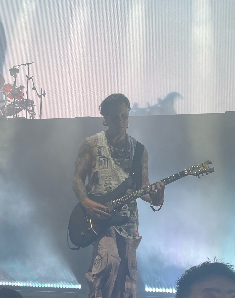 Madaseka's tweet photo. Avenged Sevenfold ASIA TOUR 2026 JAPAN一番好きなギタリストを間近で観れて久しぶりにこんなにわくわくと幸せな気持ちになってやっぱりA7Xが私の中の世界一でした🔥行ってよかった🤘まだ感動してる⸜(* ॑꒳ ॑* )⸝ https://t.co/Pi543fqbzn