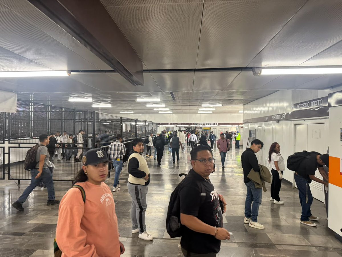 MetroCDMX's tweet photo. #MetroAlMomento:

La circulación de los trenes en las Líneas 1, 2, 4, 5, 6, 8, 9, 12, A y B es constante en ambos sentidos, y la afluencia se mantiene controlada. La información puede cambiar por eventualidades en el servicio.

Continúa la alta afluencia en las Líneas 3 y 7; el personal del Sistema se encuentra en estaciones y terminales para agilizar el servicio.

Mantente informado a través de nuestros canales oficiales. Anticipa tu salida y planifica tu traslado. #MovilidadCDMX
