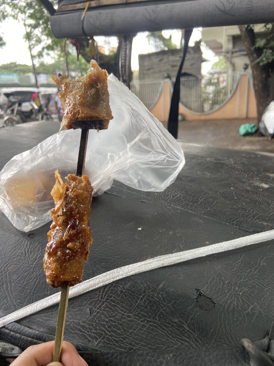 gin_vilouge's tweet photo. Fav ko talaga to dko alam name nya pero ang laman ng loob nya ay malagkitvna kulay violet mas bet ko to kaysa turon😋😋😋😋 https://t.co/RKZOxNPoXH