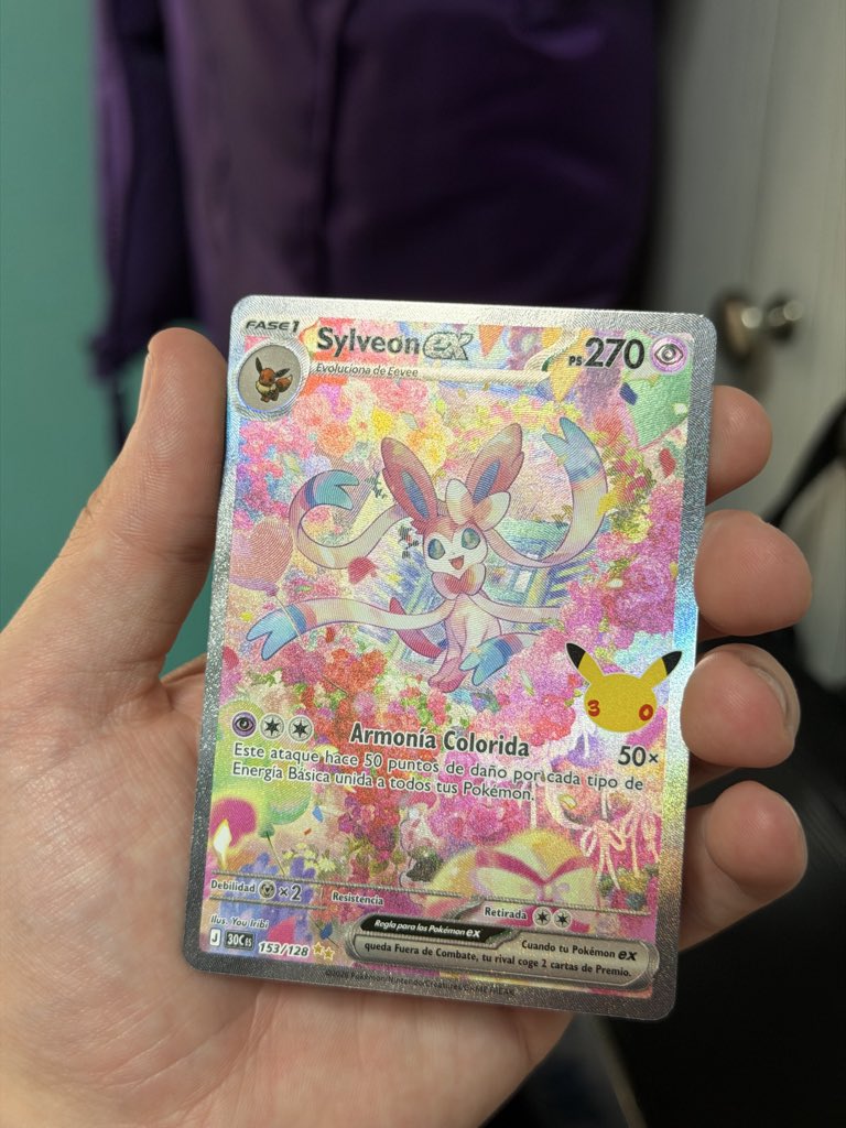 durk_dark's tweet photo. Me ha llegado el sylveon del 30a aniversario :p (es precioso) https://t.co/jaDk8GbyXU