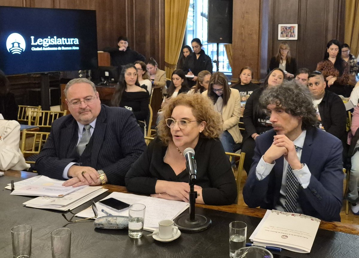 iJudicial's tweet photo. Audiencia de la Ley 2.451. 

Integrantes del Poder Judicial y Poder Legislativo se reunieron en la Legislatura de la Ciudad Autónoma de Buenos Aires para debatir posibles modificaciones de la Ley 2.451. https://t.co/dvONCwwwEk