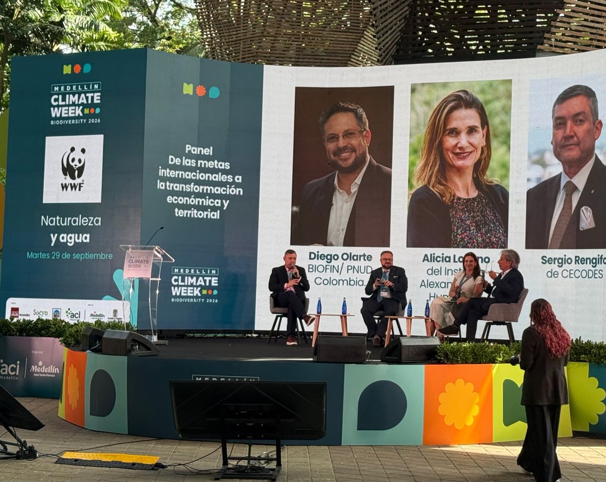 CECODES's tweet photo. Nuestro director ejecutivo, @sergiorengifo, participó en el panel “De las metas internacionales a la transformación económica y territorial”, el espacio fue liderado por @WWFColombia en el marco del Climate Week Biodiversity 2026, realizado en Medellín, junto con Diego Daniel Olarte Suárez, Alicia Lozano Vila y Manuel Pulgar-Vidal.

Durante el conversatorio, destacó cómo las empresas están evolucionando en su manera de abordar la naturaleza y la biodiversidad, pasando de entenderlas como un asunto de reporte a incorporarlas como un elemento estratégico en sus modelos de negocio y en la toma de decisiones.
También resaltó la transformación que ha tenido la conversación empresarial en los últimos años: mientras antes el cambio climático concentraba gran parte de la atención, hoy las organizaciones reconocen cada vez más la importancia de comprender sus impactos, dependencias, riesgos y oportunidades relacionados con la naturaleza.

Desde CECODES, compartimos nuestra experiencia con el Nature Reporting Preparer Forum del TNFD, una iniciativa que busca acompañar a las empresas en la comprensión y adopción de las recomendaciones del Grupo de Trabajo sobre Divulgaciones Financieras Relacionadas con la Naturaleza (TNFD). Este espacio permitió poner sobre la mesa los avances, aprendizajes y resultados del trabajo con las organizaciones participantes, así como la importancia de integrar la naturaleza en la estrategia empresarial.