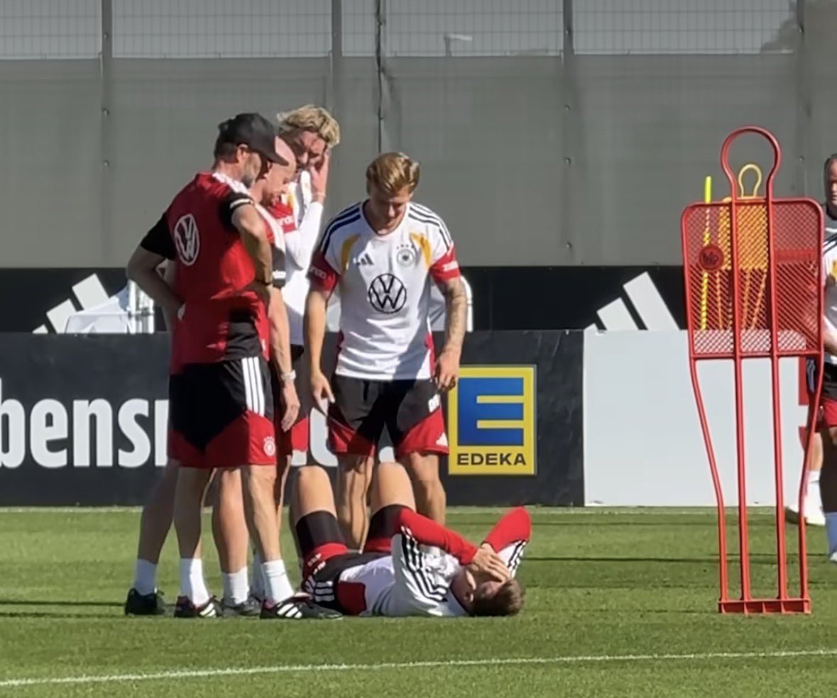 unserfussball's tweet photo. 🚨Nico Schlotterbeck a subi une blessure aux ligaments externes de la cheville droite.
Jürgen Klopp ne prévoit pas de remplacements.
#DFBTeam https://t.co/19JkWLt49e