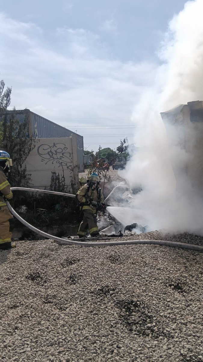 BomberosSV's tweet photo. 🚨 Nuestro personal operativo realiza labores de extinción y liquidación de un incendio vehicular, originado tras un fuerte accidente de tránsito. https://t.co/D2TKPHlXua