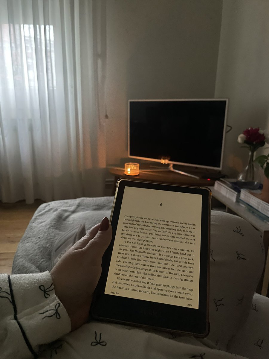 looking4sign's tweet photo. it’s raining i’m reading a thriller fall is here https://t.co/nAsFtYTvZ8
