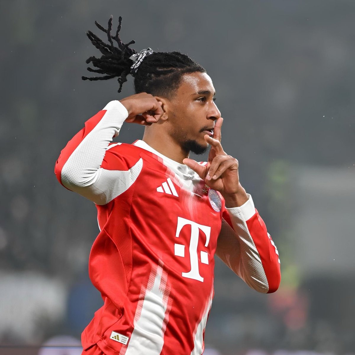 TouchlineX's tweet photo. 🚨 𝗡𝗘𝗪: Bayern Munich want to EXTEND Michael Olise’s contract until 2032 and are prepared to offer him €25M PER YEAR.

In return, Olise wants a €200M RELEASE CLAUSE included in the new deal.

Real Madrid and Liverpool remain attentive to his situation.

— @SPORTBILD https://t.co/m2GJVhGLg0