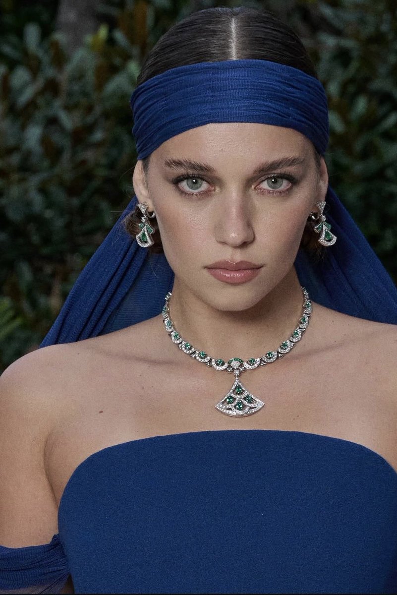 wesergi's tweet photo. Mafya  lideri kim?

Hande Erçel, Serenay Sarıkaya, Melis Sezen kurban mı?

Türkiye'de carter ve oyuncu tüccarlığımı  var? 

Bir hanım Elçin Sangu ya takar.
tuvalet kağıdına kadar makbuz detay ister.

Türkiye'deki global oyuncular ve ünlüler; etkileşim aldıkları sadece fake hesaplar, botlar ve bir de 15 yaş altı çocukların yönettiği hesaplarla adeta saldırı niteliğinde, gürültü ve hakaret içerikli...
Peki gerçek ne? En son menajerler çete haberleriyle duyurdu, ünlüler uyuşturucu haberleriyle.

Peki işiyle gündem olan proje oldu mu? Sadece Elçin Sangu ve Melis Sezen'in projesi organik değeri sağladı. 

Marka yok ise Değer neye göre belirleniyor. Peki yeni hesabı kim verecek...
#SeniTanıyorum  #melissezen