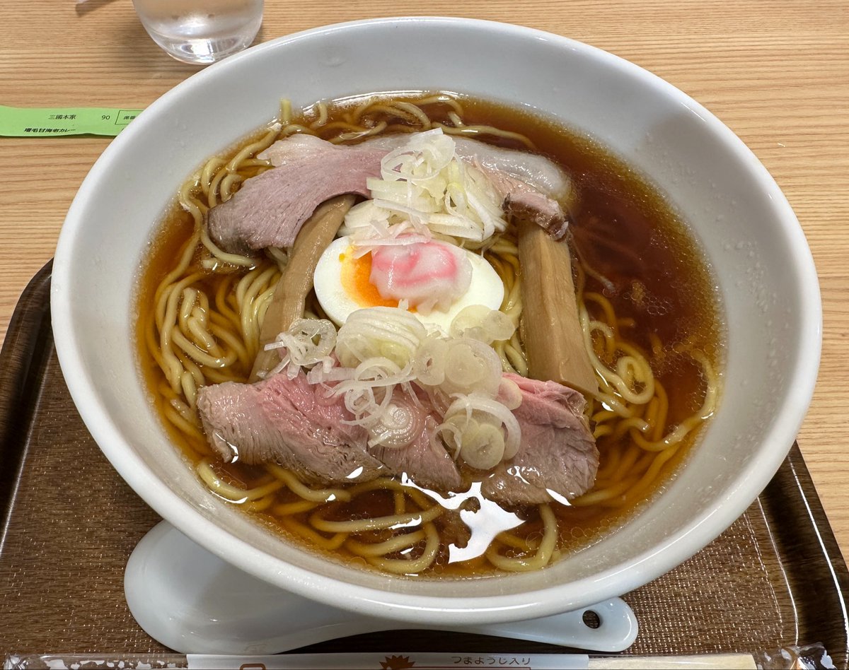 PonHenyo's tweet photo. 日本橋 高島屋 大北海道展。
三國本家のラーメンとカレーを食べた。
感想は「不味くは…ない��」
1,700円（ラーメン）の期待に応える美味しさは無い。
1,800円（カレー）の期待に応える美味しさも無い。
東京で普通に1,700円払って食えるラーメンのレベルの足元にも及ばないです…
残念… https://t.co/kWvvJPZsRp
