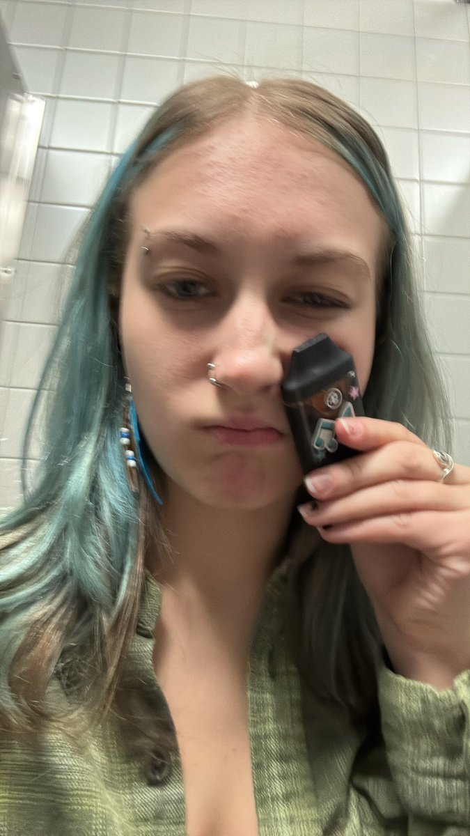 F1owerP0wder's tweet photo. My review won’t upload :( so here’s a bathroom hit at school! :) it’s super yummy and smooth, I really like this brand
#weedtwt #meow #school https://t.co/1ho4fkOBc7