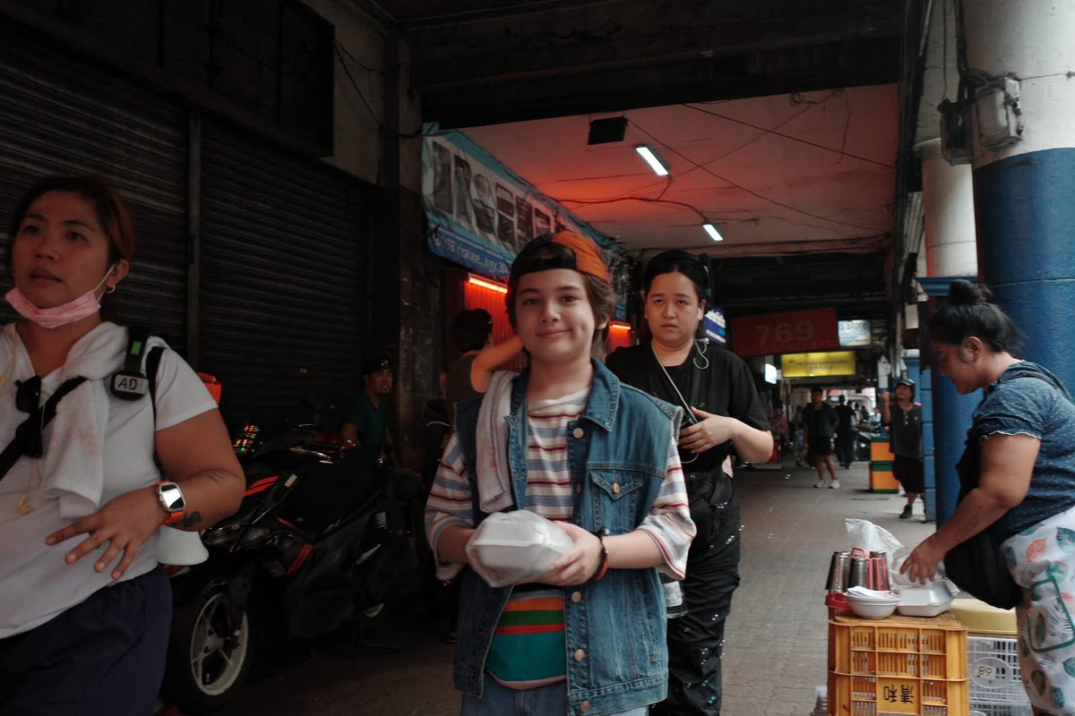 allezlestigres's tweet photo. i just love filipino films set around quiapo or recto 😭 there’s just something about the streets, the chaos, the people, the grit, the noise, the little pockets of life… it feels so distinctly filipino.

apol of my ai, gusto kita with all my hypothalamus, sunshine — you get me https://t.co/CuWzDzHWS8