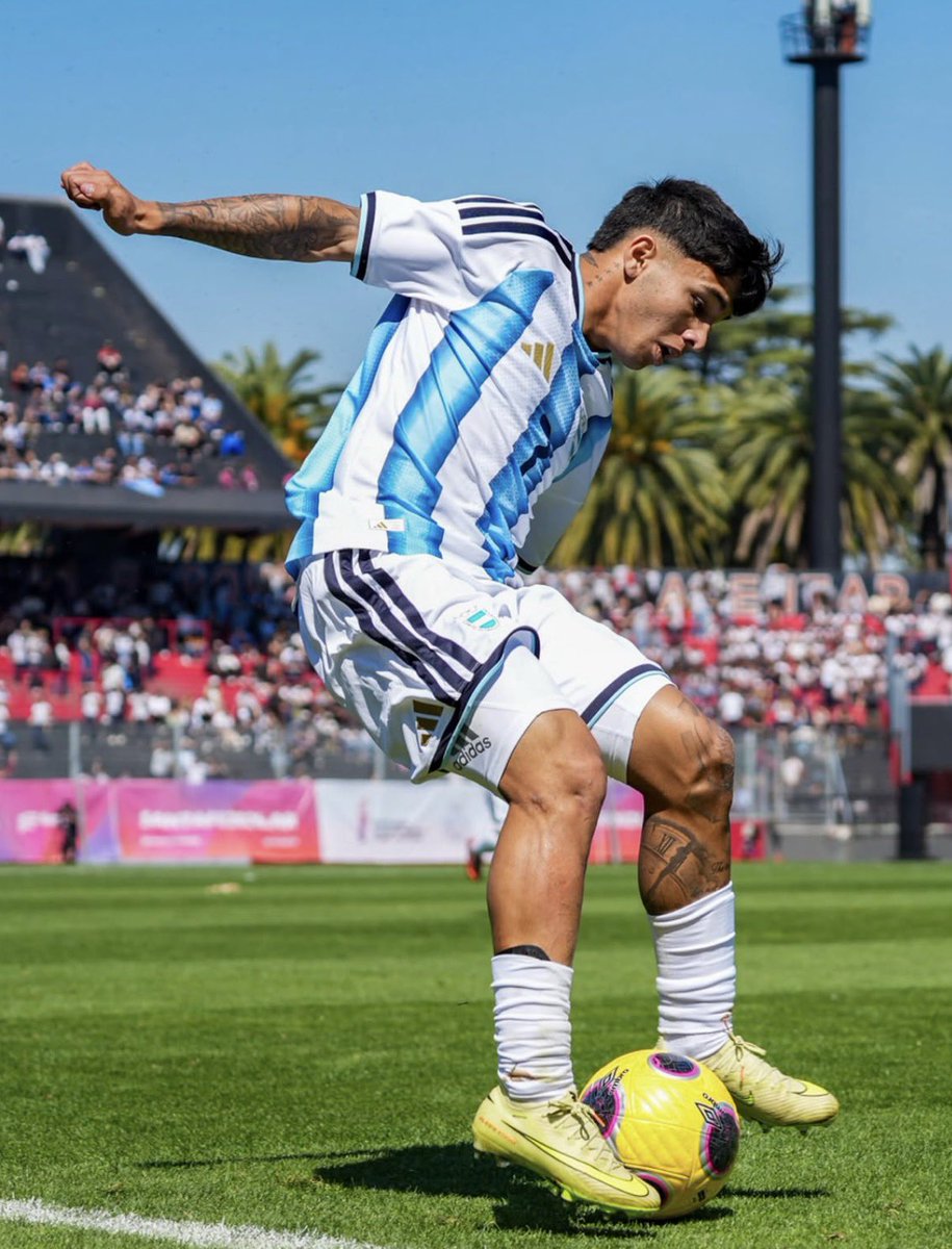 GeroFrare's tweet photo. RESERVA | Tras participar en los Juegos Suramericanos con la Selección Argentina, Felipe Esquivel y Santiago Espíndola se encuentran entre los convocados para mañana.

👉🏼 River recibe a Sarmiento, en el predio de Ezeiza, desde las 19:00. https://t.co/GajcDXoLds