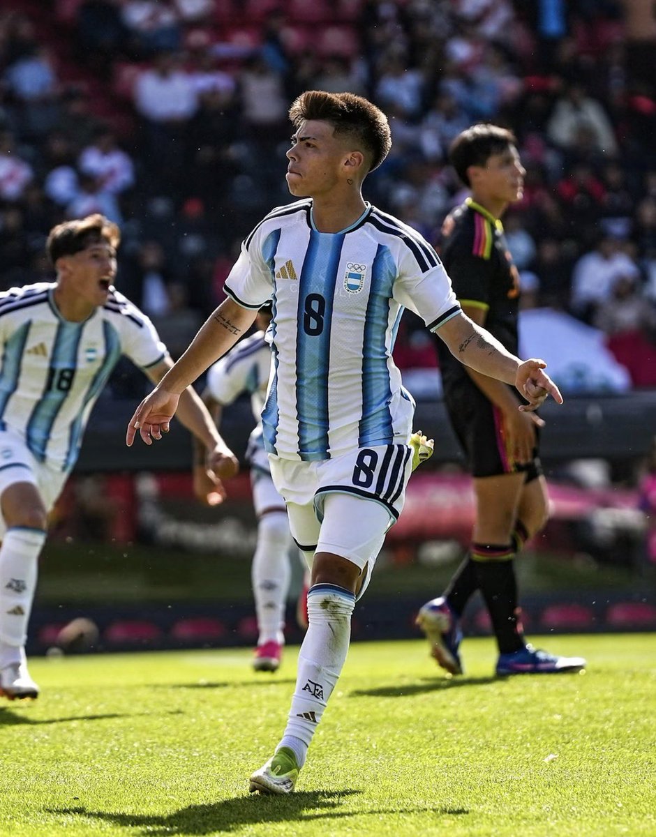 GeroFrare's tweet photo. RESERVA | Tras participar en los Juegos Suramericanos con la Selección Argentina, Felipe Esquivel y Santiago Espíndola se encuentran entre los convocados para mañana.

👉🏼 River recibe a Sarmiento, en el predio de Ezeiza, desde las 19:00. https://t.co/GajcDXoLds