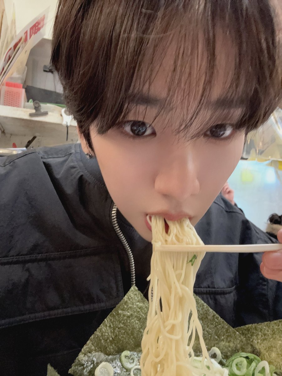 mongneverd1e's tweet photo. 예쁜 모가 보고싶은 밤 https://t.co/hhCXiPLihD
