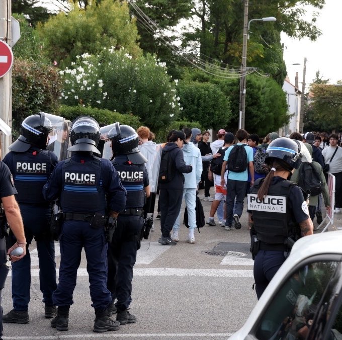 Kulturlesite_'s tweet photo. 🗣️ THÉODORA réagit aux violences policières envers les lycéens :

« La police frappe les enfants, les femmes, les noirs, les maghrébins, arabes et j’en passe mais on parle de “bavures” policières comme si c’était exceptionnel ? La violence est inhérente à la police et la police tue.

wtf on parle de blocus lycéens et on voit des darons étrangler des ptites ??? »