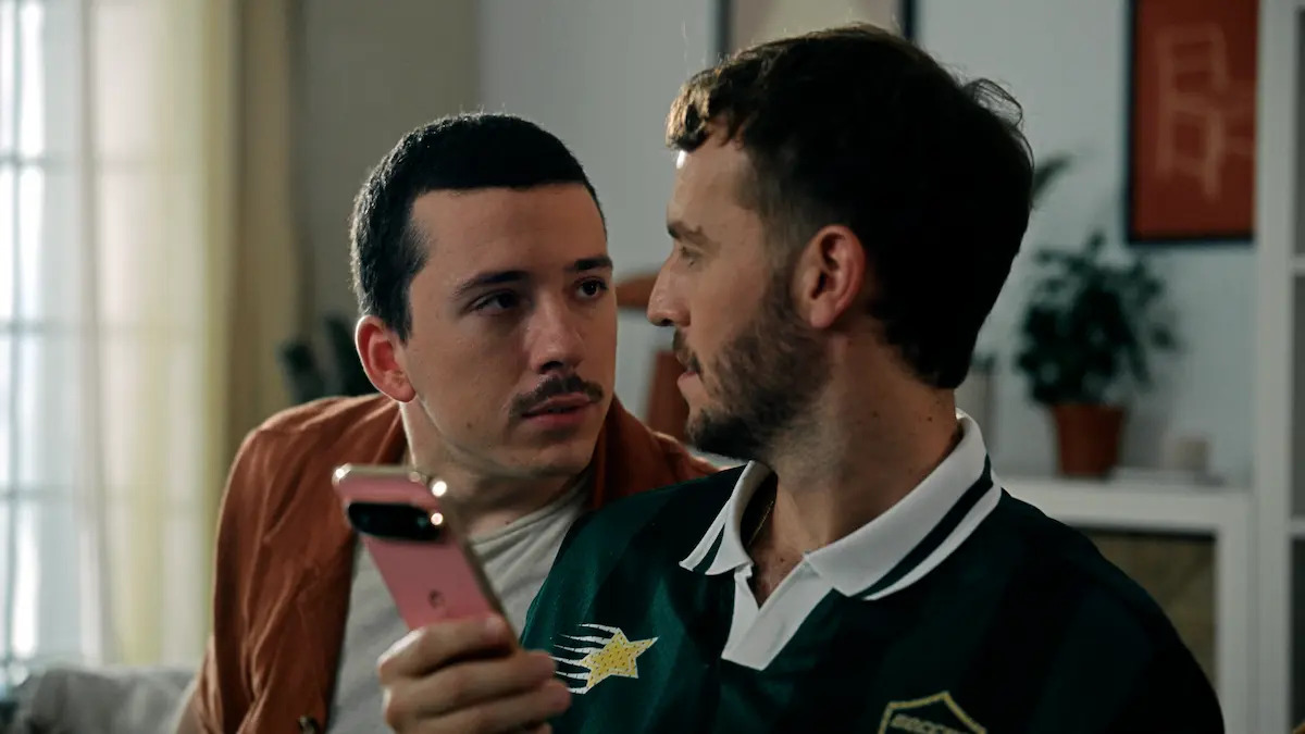 Carolplanc's tweet photo. #CampañasdeMarketing #Google Orange y Google Pixel reivindican disfrutar del presente con la tecnología al servicio de lo más importante: Dentsu Creative firma la nueva campaña del Google Pixel 11 Pro, para mostrar cómo sus funciones de IA ayudan… dlvr.​it/TVjfFX por @mkdirecto https://t.co/T8oaPm7qYf