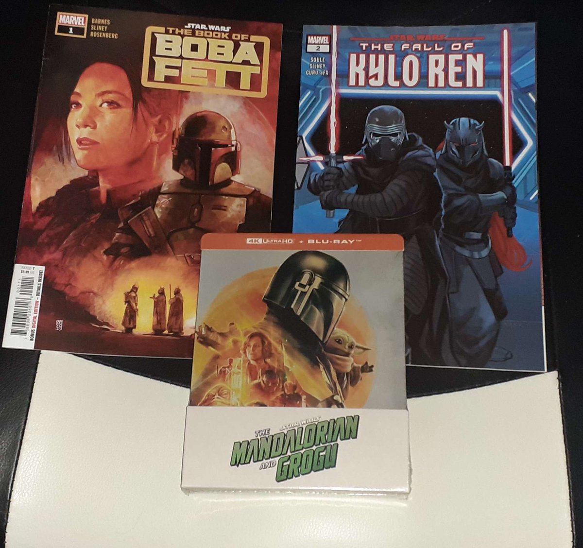 theBdrawings's tweet photo. Le bel arrivage #StarWars du jour ! 😊
#TheMandalorianAndGrogu #TheBookOfBobaFett #TheFallOfKyloRen #StarWarsComics https://t.co/ooITxQ5D00