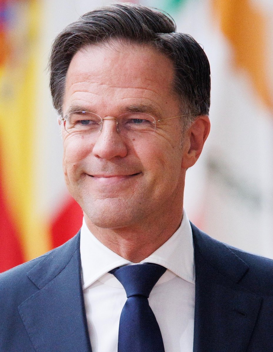 DragaMariba's tweet photo. Ja hoor.. je kunt met je grote bek al 4 jaar lang lopen blaffen ver weg.. Beetje stoer doen voor de EU bevolking, beetje stoer doen achter een microfoon, beetje met dat ernstige gezicht vertellen hoe sterk ze wel niet zijn..

Al 2 jaar horen we praatjes over troepen, rode lijnen, luchtmachten, escalatie en weet ik veel welke NAVO superheldenfantasie er deze week weer uit Brussel komt rollen. Maar ondertussen staat er in Oekraïne nog altijd geen NAVO leger met een groot vlaggetje op het hoofdkwartier te zwaaien. 

En dan komt Rusland nu met een rechtstreekse waarschuwing van Putin himself over Kaliningrad.. probeer je het gebied militair te isoleren, dan zegt Moskou dat het alle middelen zal inzetten, inclusief nucleaire wapens. Rutte bevestigde dat die waarschuwing is ontvangen.

Kijk.. daar heb je dus het moment waarop een grote bek ineens aan de voordeur staat.

Want achter een microfoon is oorlog heel goedkoop. Dan kun je stoer praten, dreigen, verklaringen voorlezen en met je vinger op een kaart wijzen alsof je Risk aan de keukentafel speelt.

Maar oorlog kent geen microfoon.

Oorlog vraagt geen applaus van Brussel. Oorlog vraagt geen likes van de EU bevolking. En een Russische kernraket gaat ook niet eerst netjes bij Rutte langs om te vragen of de NAVO inmiddels klaar is met de persconferentie.

Dus misschien is dit het moment om eens iets minder stoer achter die microfoon te staan.

Want wie jarenlang roept.. wij zijn niet bang, wij kunnen alles, wij zullen dit, wij zullen dat.. moet op een gegeven moment oppassen dat zijn eigen grote bek niet eerder aan de werkelijkheid arriveert dan zijn leger. 

In het kamp noemen we dat heel simpel.. niet met de beer gaan dansen als je bij de eerste grom al naar je moeder rent.

En ondertussen zit de EU met een kop koffie naar de kalender te kijken.. Jongens.. was dit nou weer zo un persconferentie die we niet helemaal hadden uitgedacht?

Welkom bij geopolitiek.

Hier is de microfoon gratis.

De rekening niet.

Ciganska Kraljica Mariba 👑 Roma journalism.