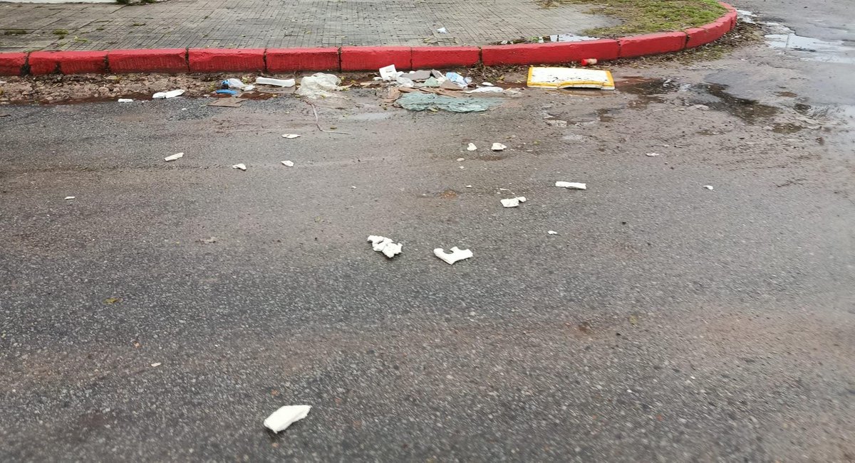 Richard_MQH's tweet photo. ¿Es dejadez de la ciudad o falta de cuidado de la gente? Porque una ciudad limpia también depende de quienes la habitamos. https://t.co/xhW6xsEpPP