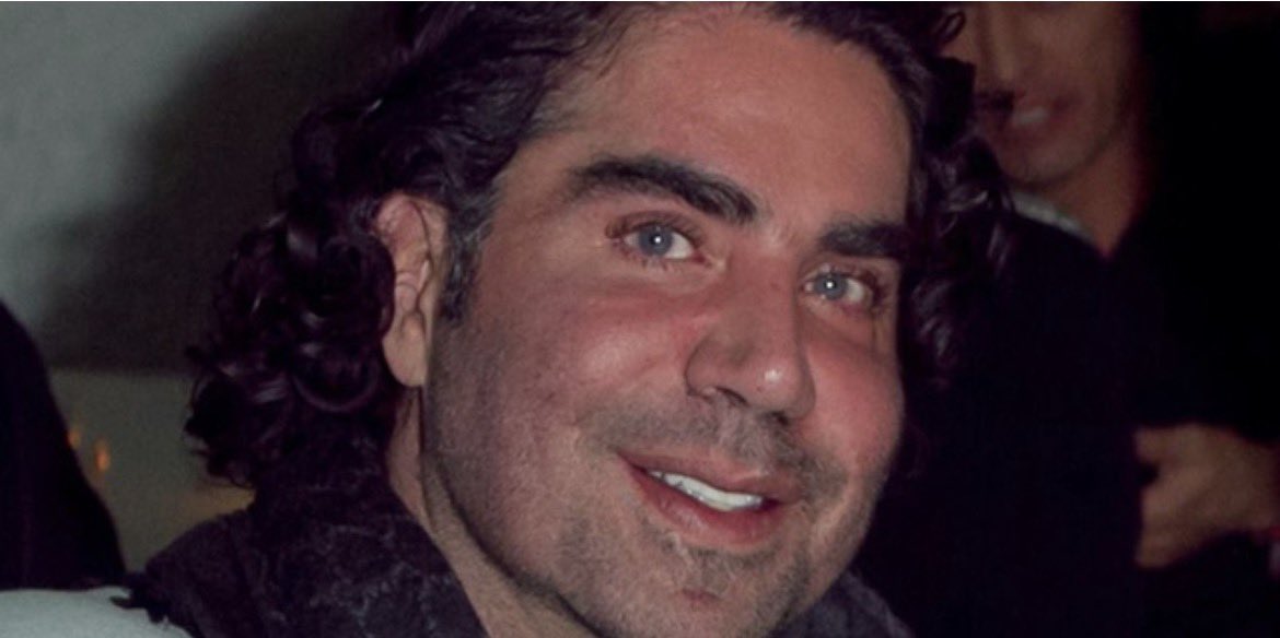 enriquemunozFM's tweet photo. FALLECE JORGE KAHWAGI

Se confirmó el fallecimiento de Jorge Kahwagi, empresario y figura pública mexicana que también incursionó en la política y el boxeo profesional.

Kahwagi tuvo una trayectoria particularmente singular: fue diputado federal, dirigente partidista, empresario de medios y protagonizó distintas peleas como boxeador.

La noticia de su muerte ha comenzado a generar mensajes de condolencias entre personas que coincidieron con él en diferentes etapas de su vida pública.

Descanse en paz, Jorge Kahwagi.