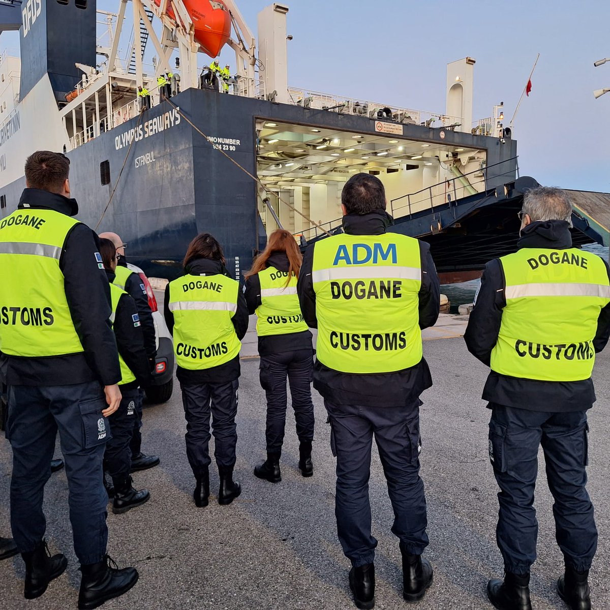AdmGov's tweet photo. ADM e U.S. Customs and Border Protection: a Washington, il Direttore ADM Roberto Alesse e il Commissario CBP Rodney S. Scott hanno riaffermato l’impegno comune per sicurezza delle catene di approvvigionamento, contrasto ai traffici illeciti e tutela del commercio legittimo. https://t.co/7LjkZn3aMl