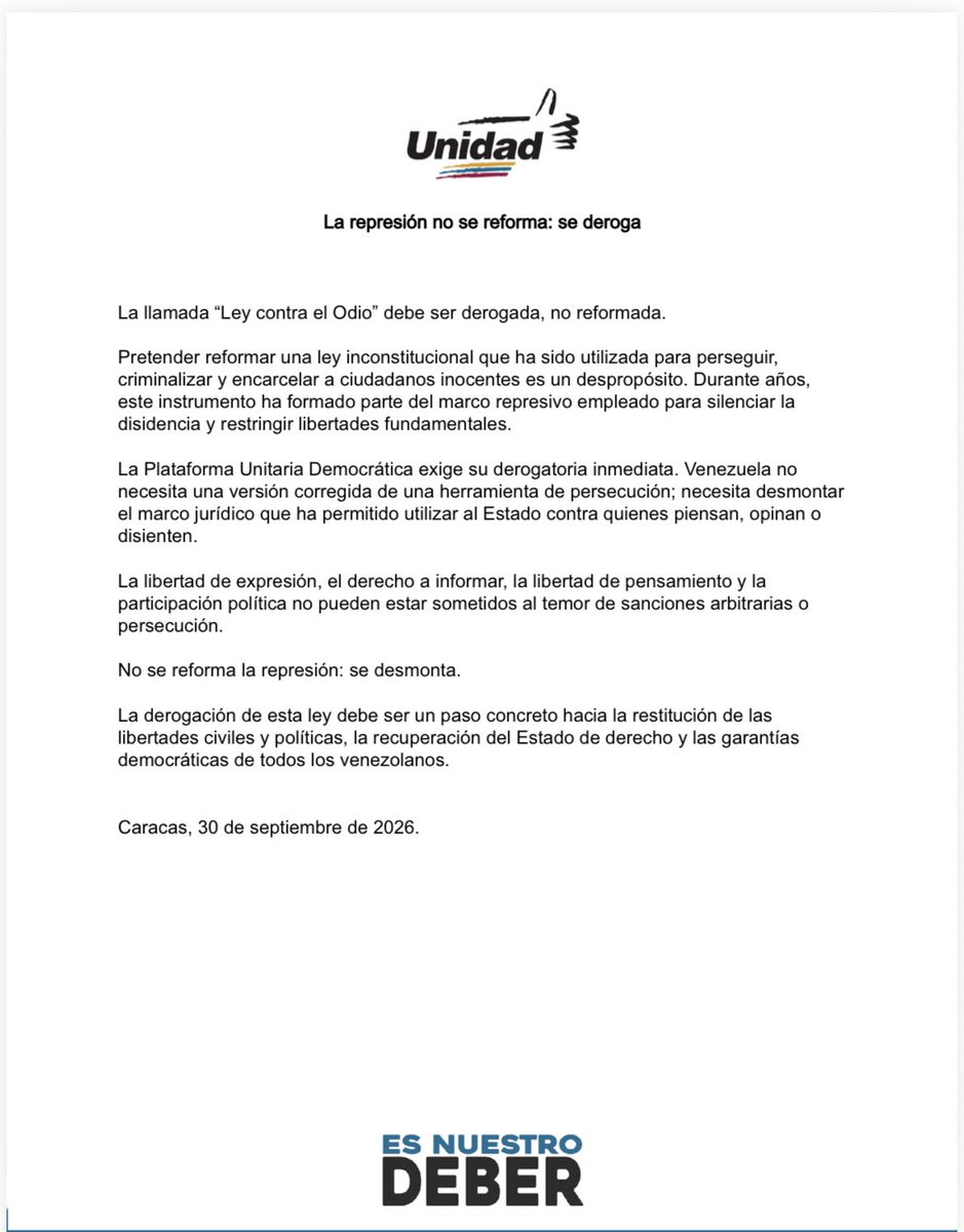 unidadvenezuela's tweet photo. Comunicado:

La represión no se reforma: se deroga

La llamada “Ley contra el Odio” debe ser derogada, no reformada.

Pretender reformar una ley inconstitucional que ha sido utilizada para perseguir, criminalizar y encarcelar a ciudadanos inocentes es un despropósito. Durante años, este instrumento ha formado parte del marco represivo empleado para silenciar la disidencia y restringir libertades fundamentales.

La Plataforma Unitaria Democrática exige su derogatoria inmediata. Venezuela no necesita una versión corregida de una herramienta de persecución; necesita desmontar el marco jurídico que ha permitido utilizar al Estado contra quienes piensan, opinan o disienten.

La libertad de expresión, el derecho a informar, la libertad de pensamiento y la participación política no pueden estar sometidos al temor de sanciones arbitrarias o persecución.

No se reforma la represión: se desmonta.

La derogación de esta ley debe ser un paso concreto hacia la restitución de las libertades civiles y políticas, la recuperación del Estado de derecho y las garantías democráticas de todos los venezolanos.