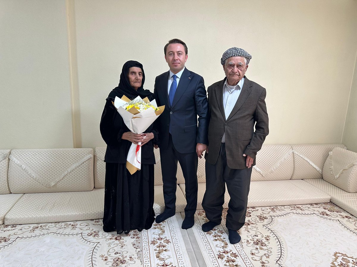 TCyuksekova's tweet photo. 📍 CUMHURİYET MAHALLESİ

Kaymakam Volkan HÜLÜR, ilçemizin kıymetli büyüklerinden Eyüp Çelik (105) ve eşi Ayşe Çelik (99)’i “Yaşlılar Günü”kapsamında evlerinde ziyaret etti.

İlçemizin kültürüne ve toplumsal hafızasına tanıklık eden asırlık çınarlarımızla bir süre hasbihal etti. https://t.co/Jr4FHD7xqd
