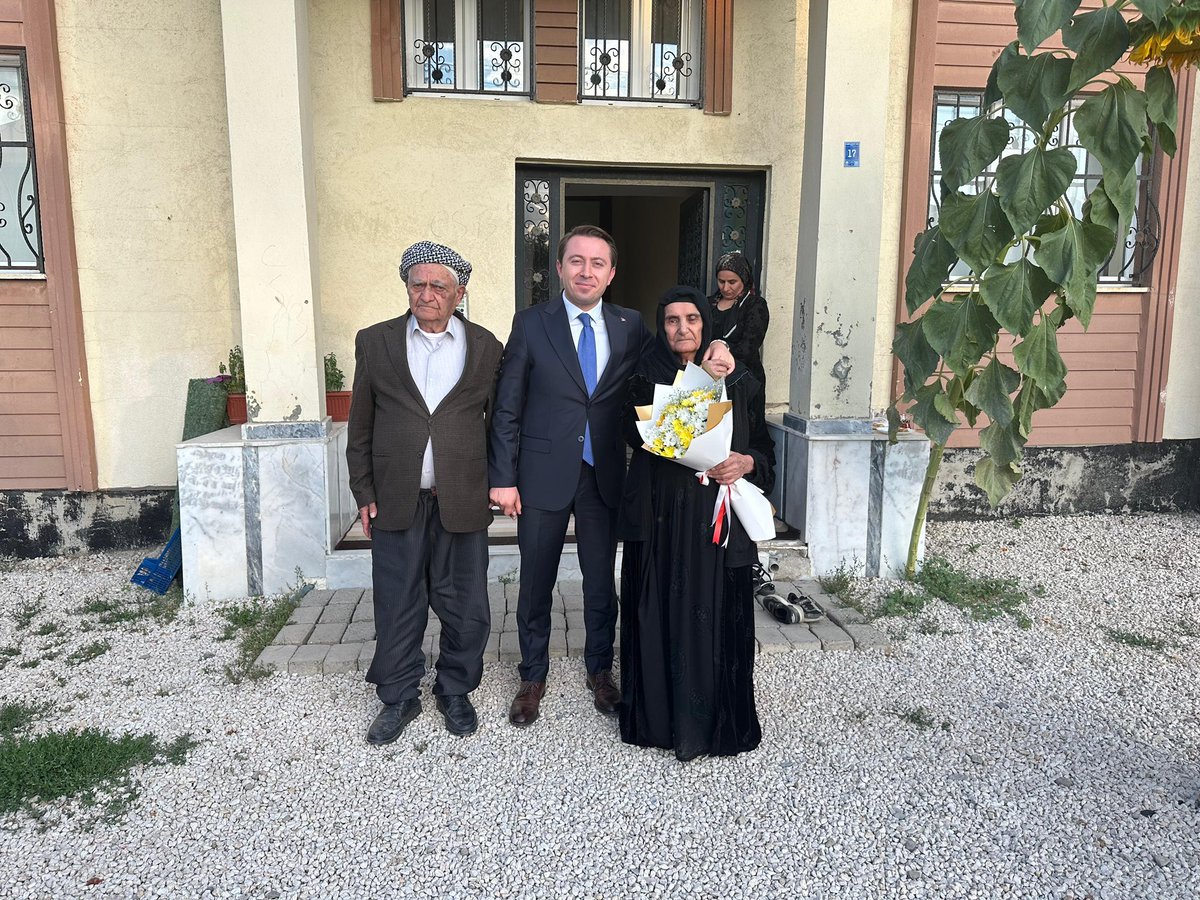 TCyuksekova's tweet photo. 📍 CUMHURİYET MAHALLESİ

Kaymakam Volkan HÜLÜR, ilçemizin kıymetli büyüklerinden Eyüp Çelik (105) ve eşi Ayşe Çelik (99)’i “Yaşlılar Günü”kapsamında evlerinde ziyaret etti.

İlçemizin kültürüne ve toplumsal hafızasına tanıklık eden asırlık çınarlarımızla bir süre hasbihal etti. https://t.co/Jr4FHD7xqd