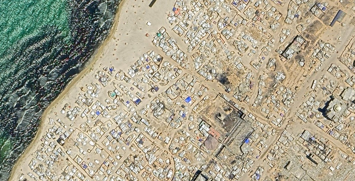 DavidKlion's tweet photo. It's worth taking a moment to study the whole Gaza Strip on Google Earth since they updated their satellite images in the past week. You can see the genocide from space.

(last shot is of Rafah on the Egyptian border, the last place to flee, where Biden's "red line" was crossed) https://t.co/WOtMH5Yg5Y